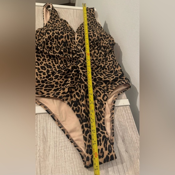 Victorias Secret Leopard One Piece Swimsuit V Neck Sexy Beach Size Medium NWT - Picture 7 of 9